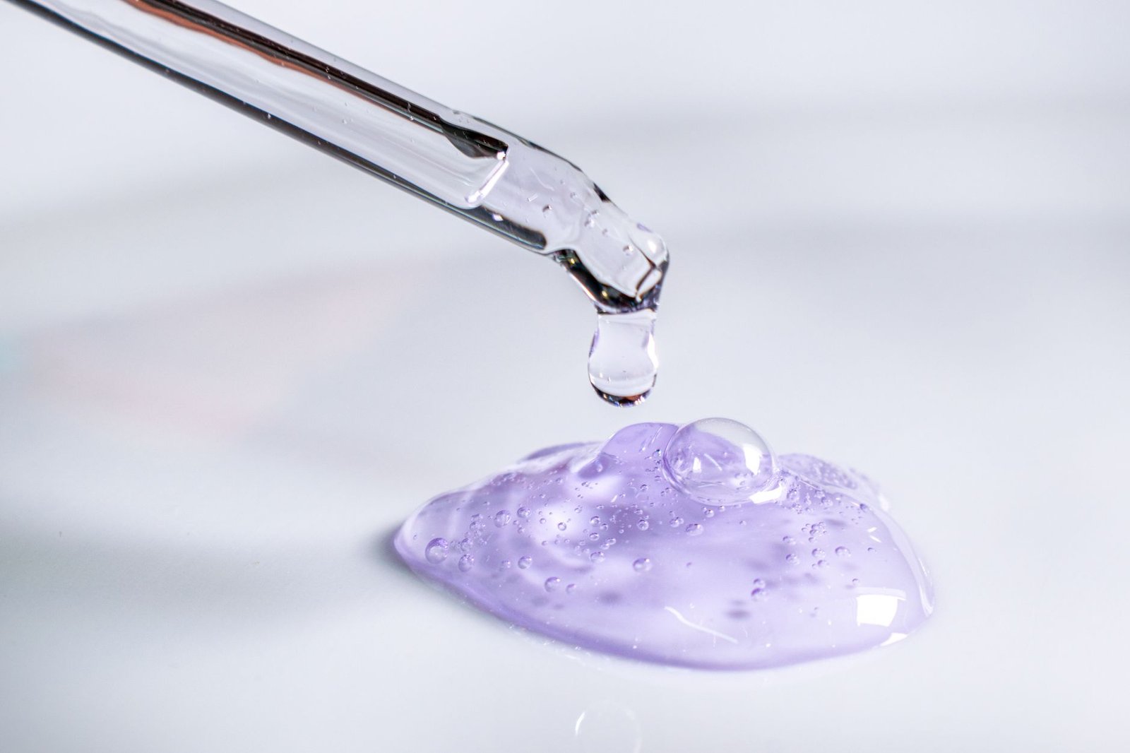 The thin, watery texture of a typical niacinamide serum