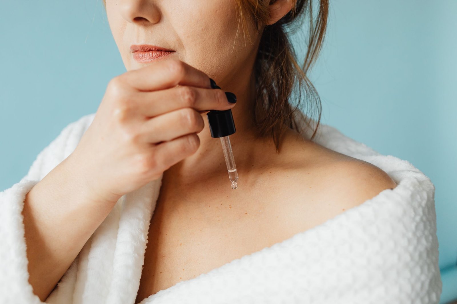Applying a small amount of serum to the face in the evening